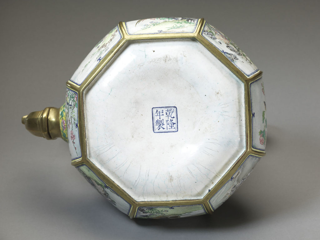 Octagonal facetted kettle with reserved panels painted in enamels (bronze) | Qing dynasty, Qianlong Period