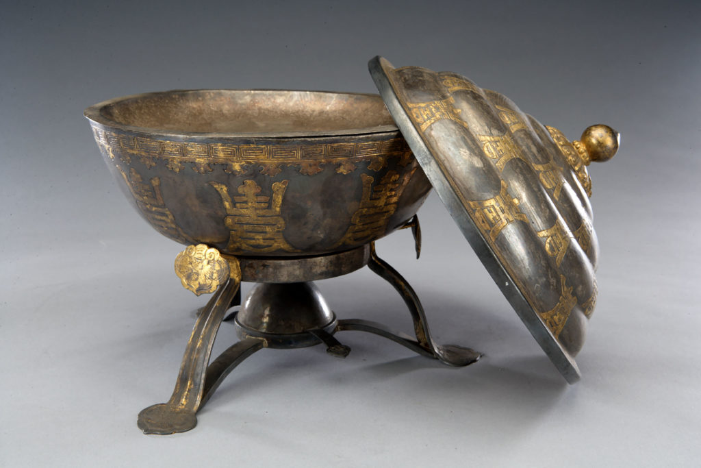 Gilt silver warming dish (<i>huowan</i>) with a chased character meaning “longevity” | Qing dynasty
