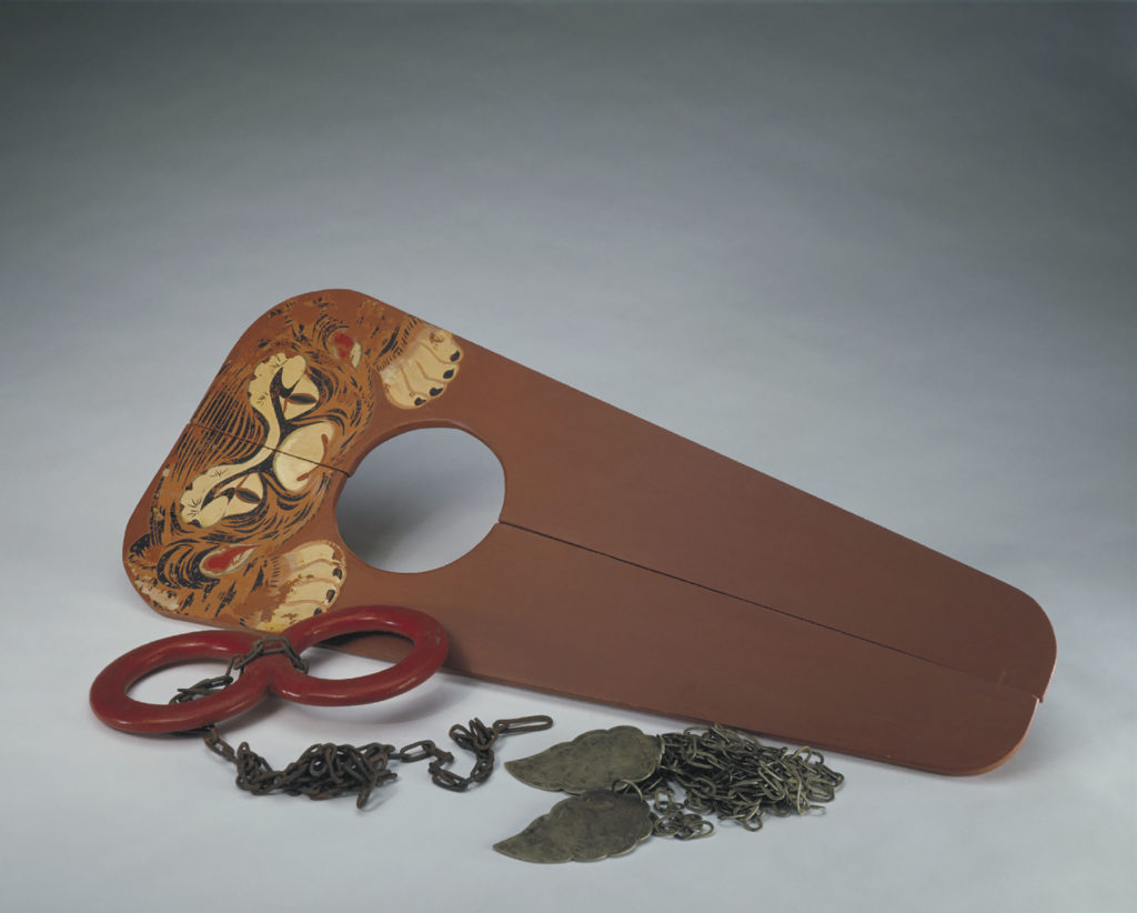 Red lacquered wood-cangue painted with a tiger head, red lacquered wood-handcuffs with an iron chain and copper instrument of torture with a chain and leaf-like plaques inscribed with <i>“Qiu”</i> (autumn) | Provided by the Palace Museum